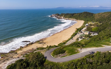conheca-a-praia-do-estaleiro-de-balneario-camboriu(1).jpg