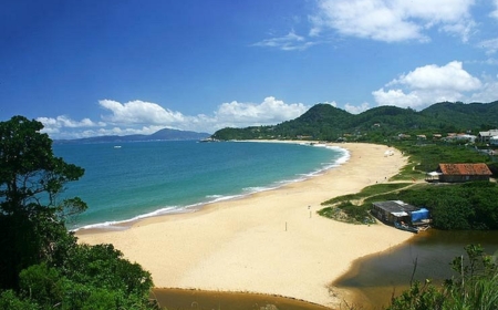 conheca-a-praia-do-estaleiro-de-balneario-camboriu.jpg