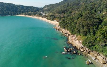 por-que-vale-a-pena-conhecer-a-praia-de-laranjeiras-de-balneario-camboriu.jpg
