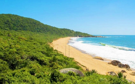 por-que-vale-a-pena-conhecer-a-praia-de-taquaras-de-balneario-camboriu.jpg