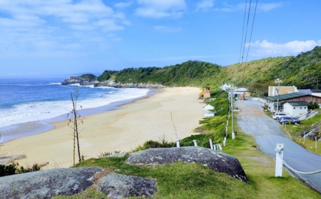 por-que-vale-a-pena-conhecer-a-praia-do-pinho-de-balneario-camboriu.jpg